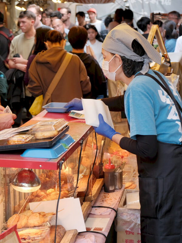 Essensstand auf dem Tsukiji Fischmarkt