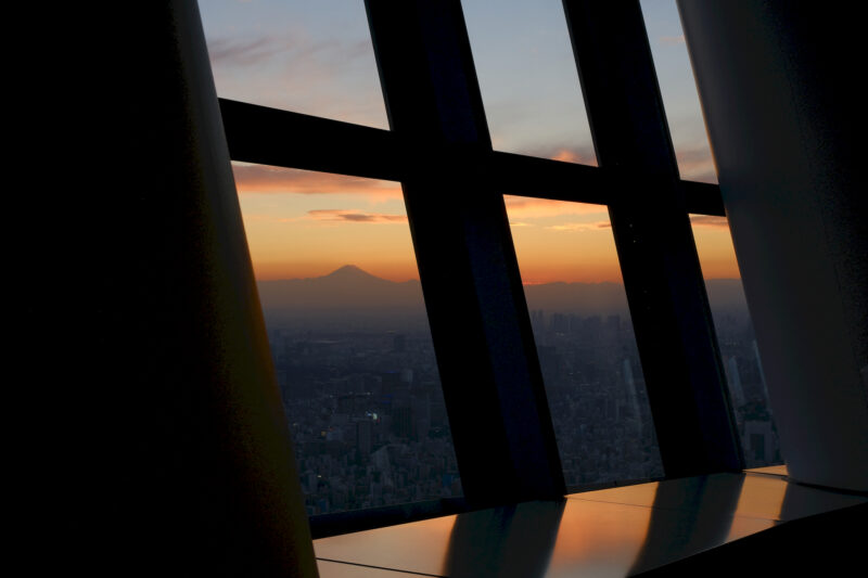 Blick vom Skytree über Tokyo auf den Fuji-san im Abendlicht