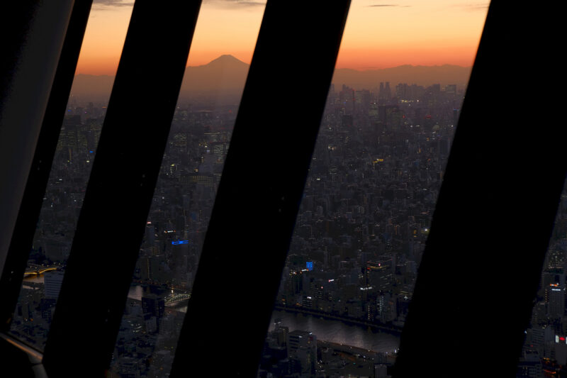 Blick vom Skytree über Tokyo auf den Fuji-san im Abendlicht