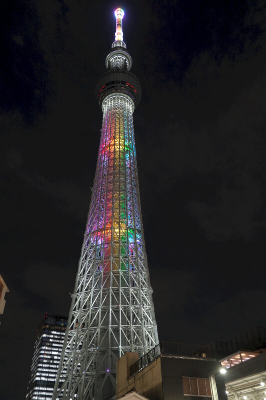 Der Tokyo Skytree erstrahlt in Regenbogenfarben