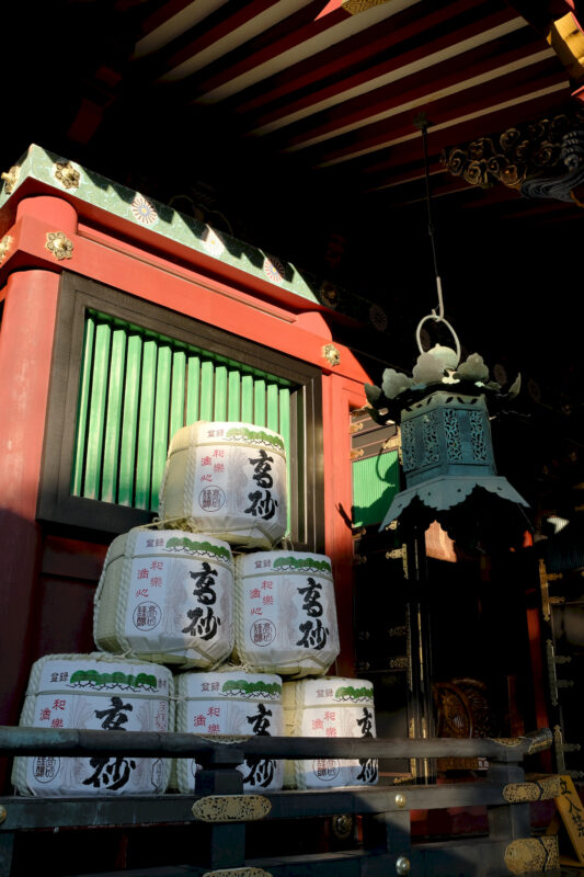 Sake-Fässer am Kunō-zan Tōshō-gū (久能山 東照宮) in der Abendsonne