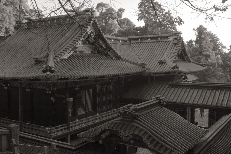 Dächer des Kunō-zan Tōshō-gū (久能山 東照宮) am Abend