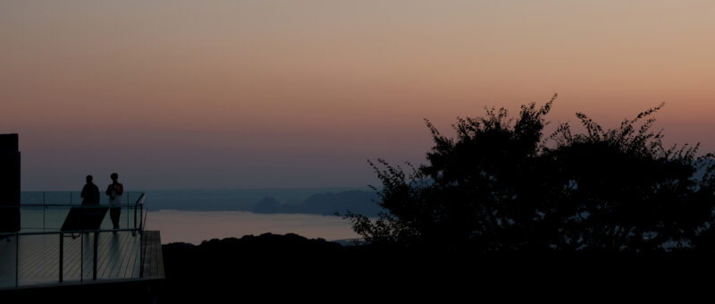 Die Nihondaira Aussichtsplattform (日本平 テラス) in der Abenddämmerung vor Shizuoka